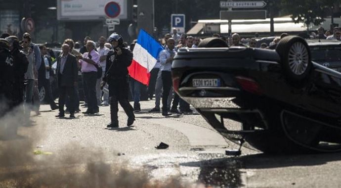 Taksiciler sokağa döküldü! Taksiciler sokağa döküldü!
