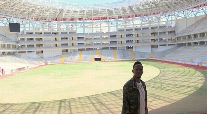 Eto&#039;o yeni stadyumu gezdi