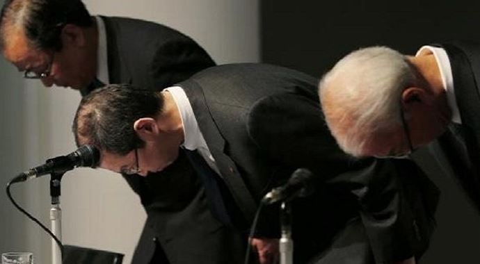 Tüm dünyanın önünde böyle özür diledi!