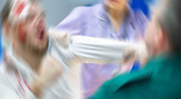 Hemşire hastane müdürünün boğazını falçatayla kesti Hemşire hastane müdürünün boğazını falçatayla kesti