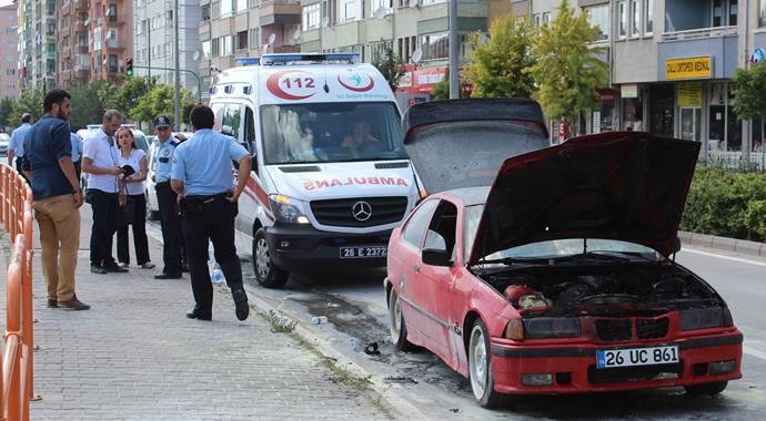 Otomobilleri yanan genç kız hüngür hüngür ağladı