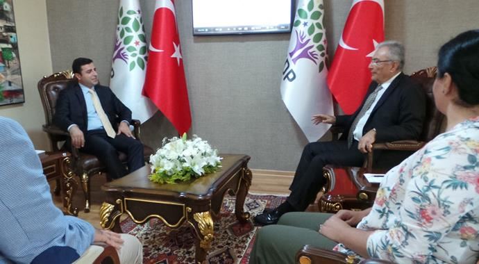 Deniz Baykal, HDP lideri Demirtaş'ı ziyaret etti Deniz Baykal, HDP lideri Demirtaş'ı ziyaret etti