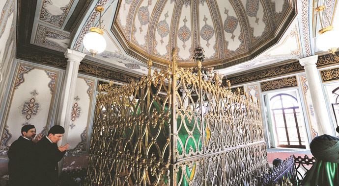 Eyüp Sultan ve Aziz Mahmud Hüdai'ye ziyaretçi akını Eyüp Sultan ve Aziz Mahmud Hüdai'ye ziyaretçi akını
