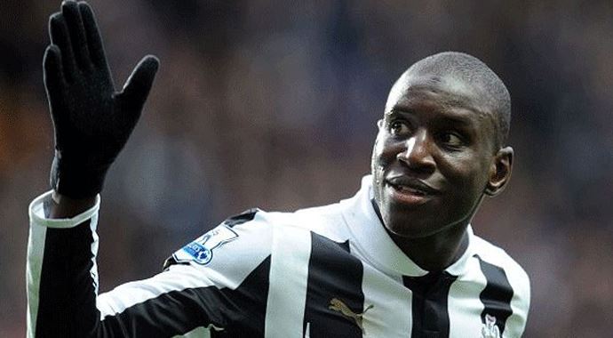 Demba Ba imzayı atıyor Demba Ba imzayı atıyor