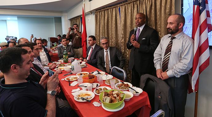 Brooklyn Belediye Başkanı Adams, iftar yemeğine katıldı Brooklyn Belediye Başkanı Adams, iftar yemeğine katıldı