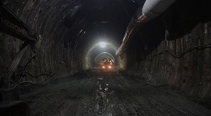 Kop Tüneli'nde ışığa doğru yolculuk sürüyor Kop Tüneli'nde ışığa doğru yolculuk sürüyor