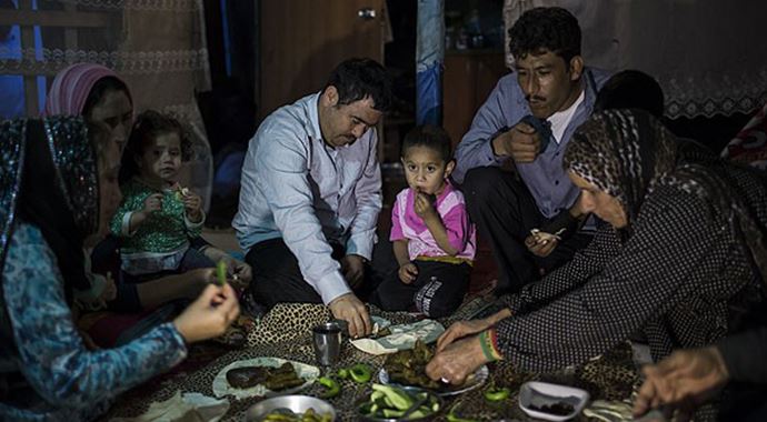 Suriyeli aile barakada iftar açıyor