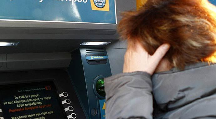 Yunanistan'da halk bankamatiklere hücum etti Yunanistan'da halk bankamatiklere hücum etti