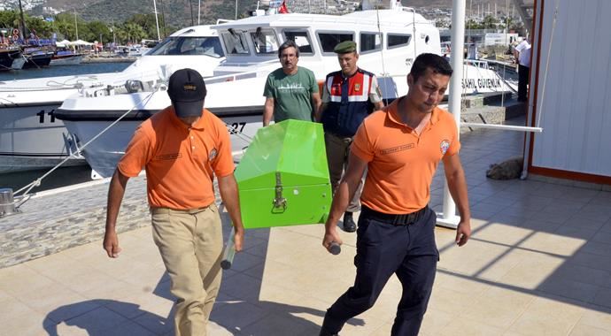 Kaçak teknesi battı, Türk kaptan öldü Kaçak teknesi battı, Türk kaptan öldü