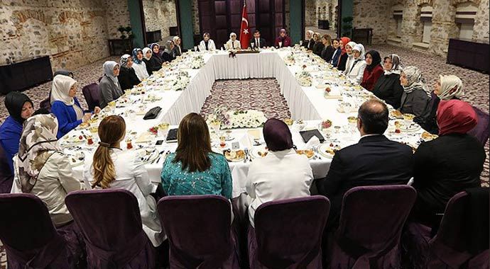 Davutoğlu kadın akademisyen ve yazarlarla iftarda buluştu Davutoğlu kadın akademisyen ve yazarlarla iftarda buluştu