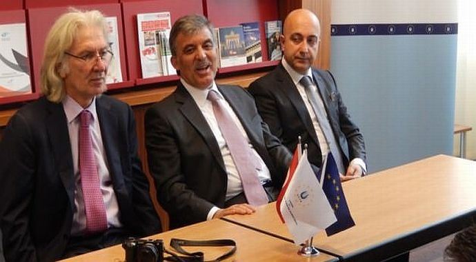 Abdullah Gül'den gurbetçi gençlere çağrı Abdullah Gül'den gurbetçi gençlere çağrı