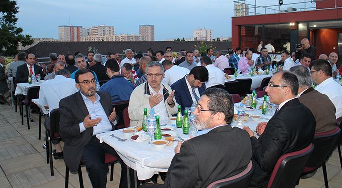 Paris DİTİB&#039;den vatandaşlara iftar programı