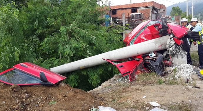 Otomobil elektrik direğine çarptı, 2 kişi hayatını kaybetti Otomobil elektrik direğine çarptı, 2 kişi hayatını kaybetti