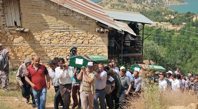 Ermenek'te öldürülenler olay yerinde toprağa verildi Ermenek'te öldürülenler olay yerinde toprağa verildi