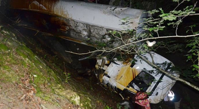Tanker uçuruma yuvarlandı, 1 kişi hayatını kaybetti Tanker uçuruma yuvarlandı, 1 kişi hayatını kaybetti