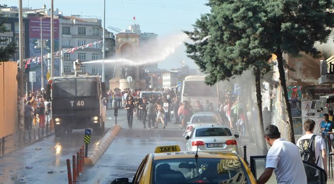 Taksim'de izinsiz yürüyüşe polis müdahalesi Taksim'de izinsiz yürüyüşe polis müdahalesi