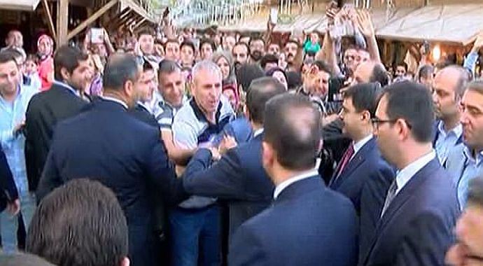 Sultanahmet'te Davutoğlu izdihamı Sultanahmet'te Davutoğlu izdihamı