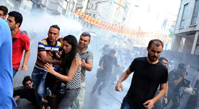Taksim'de gerginlik sürüyor Taksim'de gerginlik sürüyor