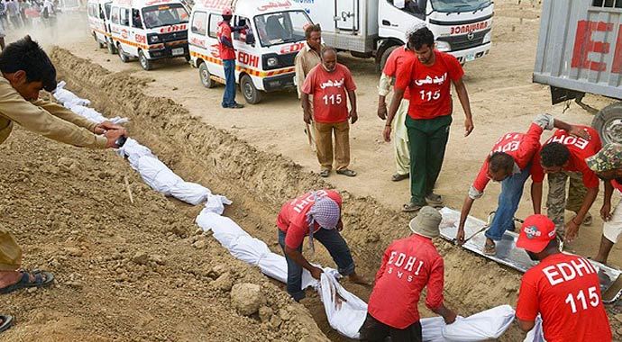 Pakistan'da aşırı sıcaklardan ölenlerin sayısı bin 400'e yükseldi Pakistan'da aşırı sıcaklardan ölenlerin sayısı bin 400'e yükseldi