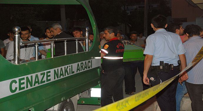 Eski karısına kurşun yağdırdı