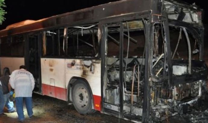 İzmir'de molotof dehşeti! Belediye otobüsünü yaktılar