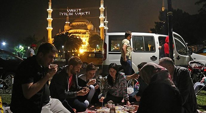Sultanahmet'te sahura yoğun ilgi Sultanahmet'te sahura yoğun ilgi