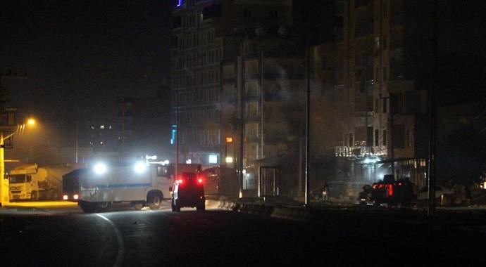 Silopi'de yol kapatan göstericilere müdahale Silopi'de yol kapatan göstericilere müdahale