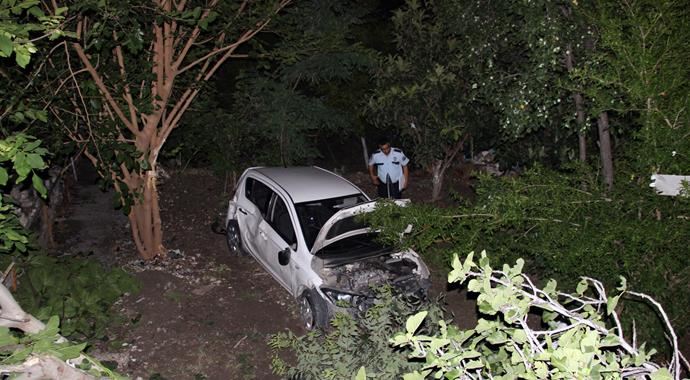 Otomobil evin bahçesine uçtu, yaralılar var Otomobil evin bahçesine uçtu, yaralılar var