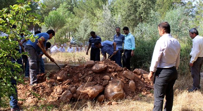 Hatay'da kuduz şüphesiyle ölen çocuk toprağa verildi