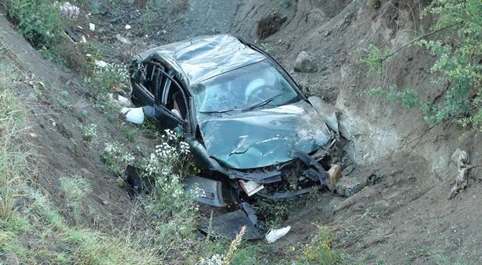 Otomobil şarampole uçtu, 4 kişi yaralandı