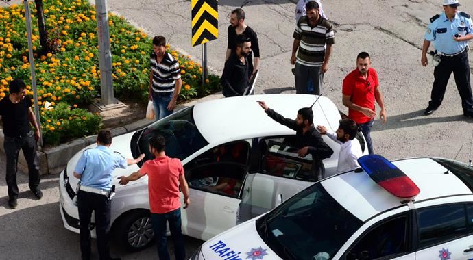 Kavgacılar polisi kandırıp kaçtı!