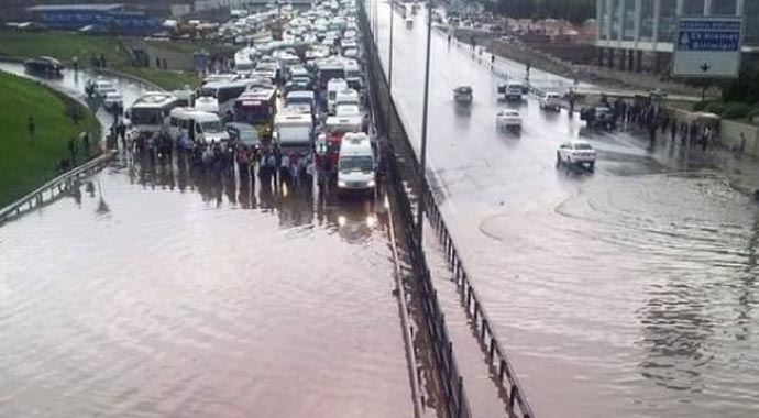 15 dakika yağdı İstanbul'u felç etti, trafik kilit!..