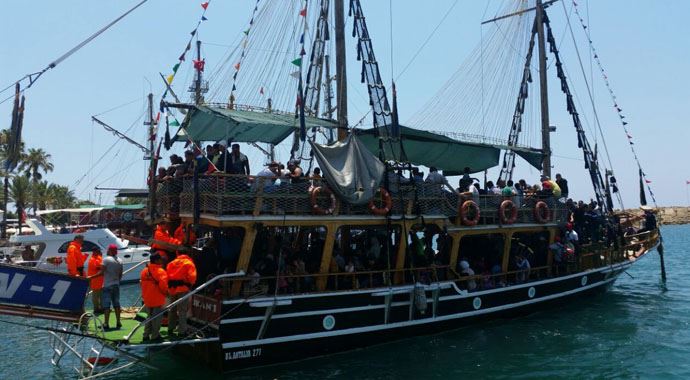 Antalya'da tur teknesinde 300'den fazla kaçak yakalandı