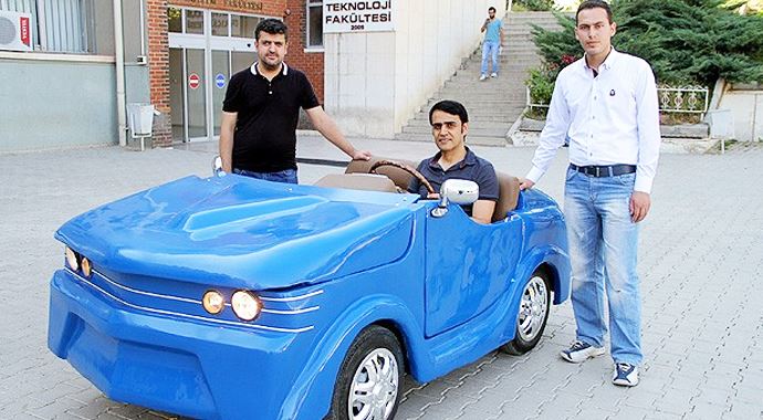 Harçlıklarıyla elektrikli otomobil ürettiler Harçlıklarıyla elektrikli otomobil ürettiler