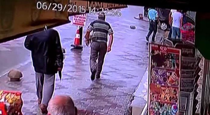 Kuyumcu soyguncuları, bilezikleri alamayınca... Kuyumcu soyguncuları, bilezikleri alamayınca...