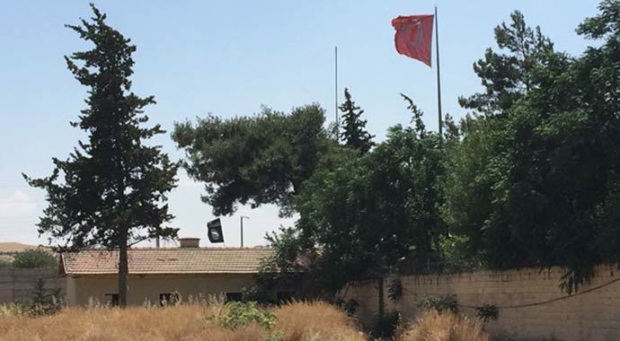 Türk ve IŞİD bayrakları karşı karşıya