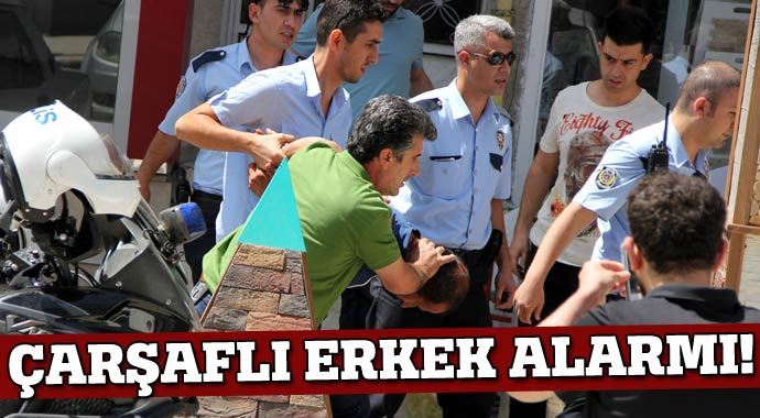 Bankaya girmeye çalışan kara çarşaflı 2 erkek şüpheli yakalandı