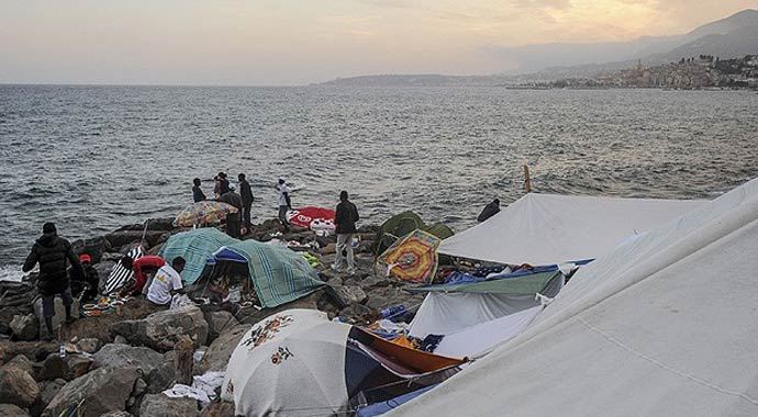 Göçmenler Avrupa&#039;nın göbeğinde iki sınır arasında