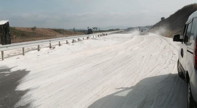 Un yüklü TIR devrildi, karayolu beyaza büründü
