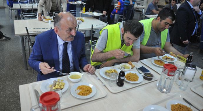 Bakan Müezzinoğlu işçilerle yemek yedi Bakan Müezzinoğlu işçilerle yemek yedi