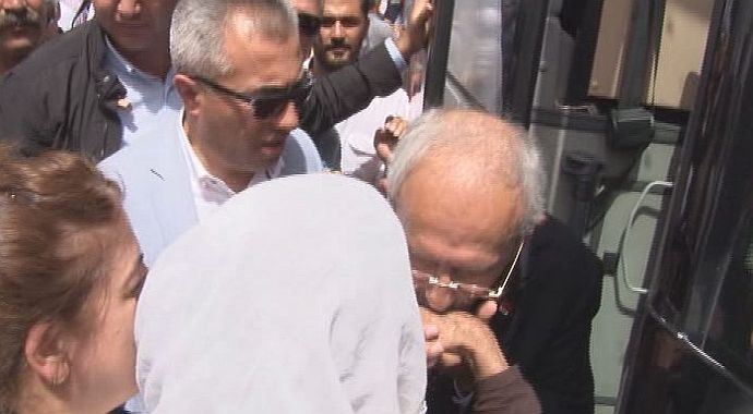 Kılıçdaroğlu halasının elini öpüp hayır duasını aldı Kılıçdaroğlu halasının elini öpüp hayır duasını aldı