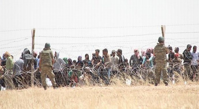 Suriyeliler Türkiye'ye geçmeye başladı Suriyeliler Türkiye'ye geçmeye başladı