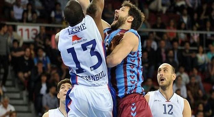 Anadolu Efes 3&#039;te 3 yaptı finale yükseldi