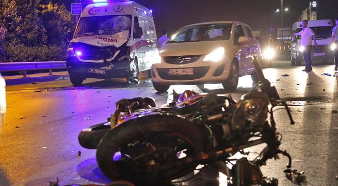 İstanbul'da ambulans motosikletle çarpıştı, yaralılar var