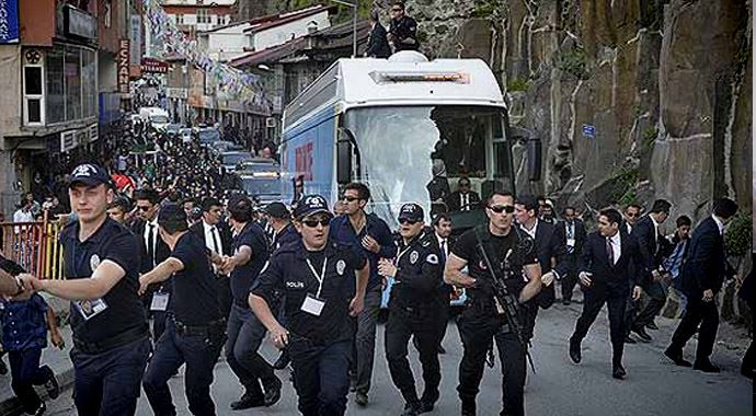 AK Parti konvoyuna saldırı AK Parti konvoyuna saldırı