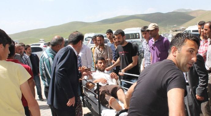 Yüksekova'da traktör devrildi: Ölü ve yaralılar var 