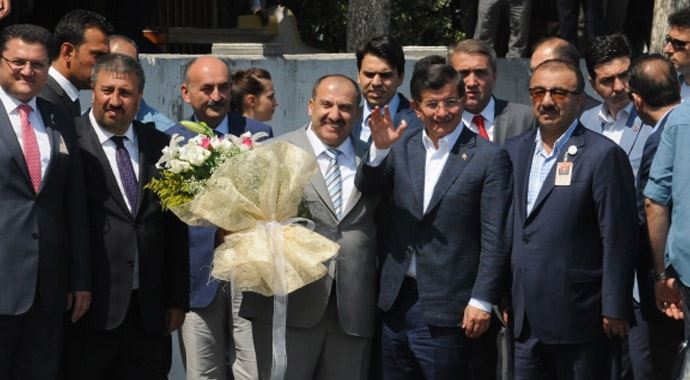 Davutoğlu, taksicilerle menemen yedi Davutoğlu, taksicilerle menemen yedi