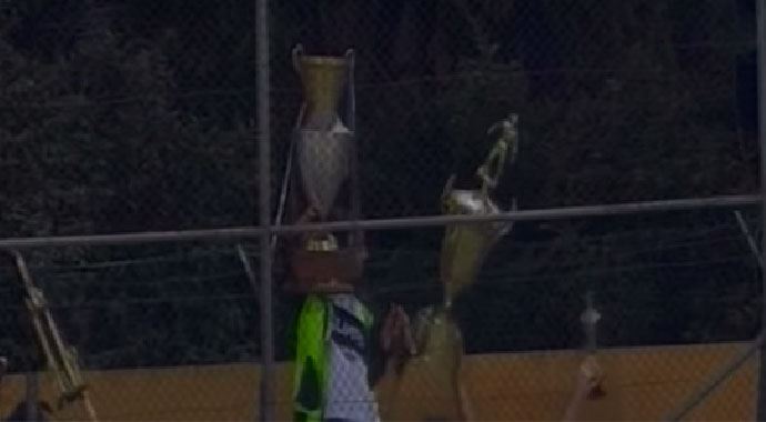 Mağlubiyeti hazmedemeyip kupaları çaldılar!