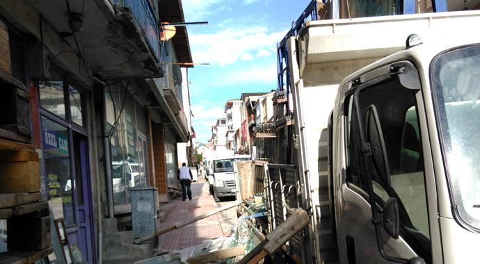 Bir buçuk tonluk camın altında kaldılar