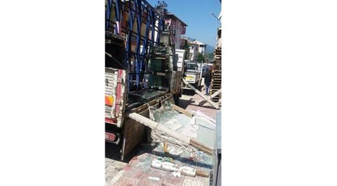 Cam tabakanın altında kalan şoför hayatını kaybetti! 